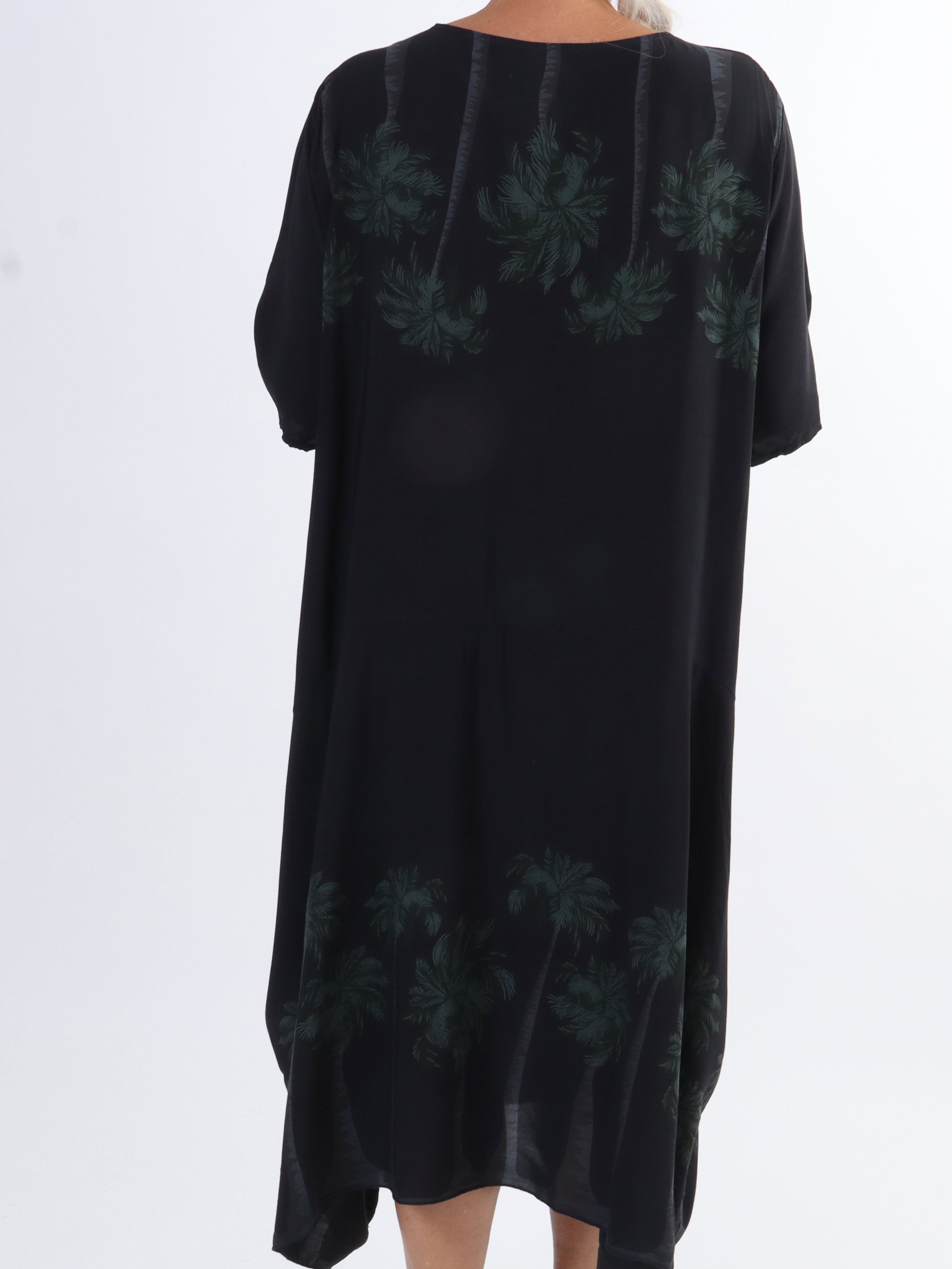 Idaline - Söt plus size-klänning med palmmotiv och fickor